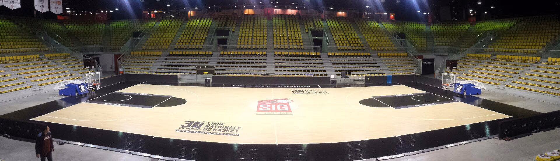 Match de basket professionnel en salle