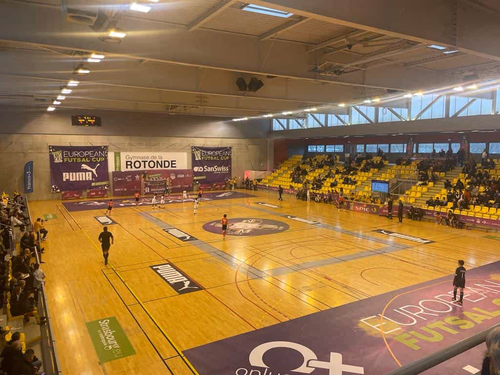 Terrain de futsal aux dimensions officielles