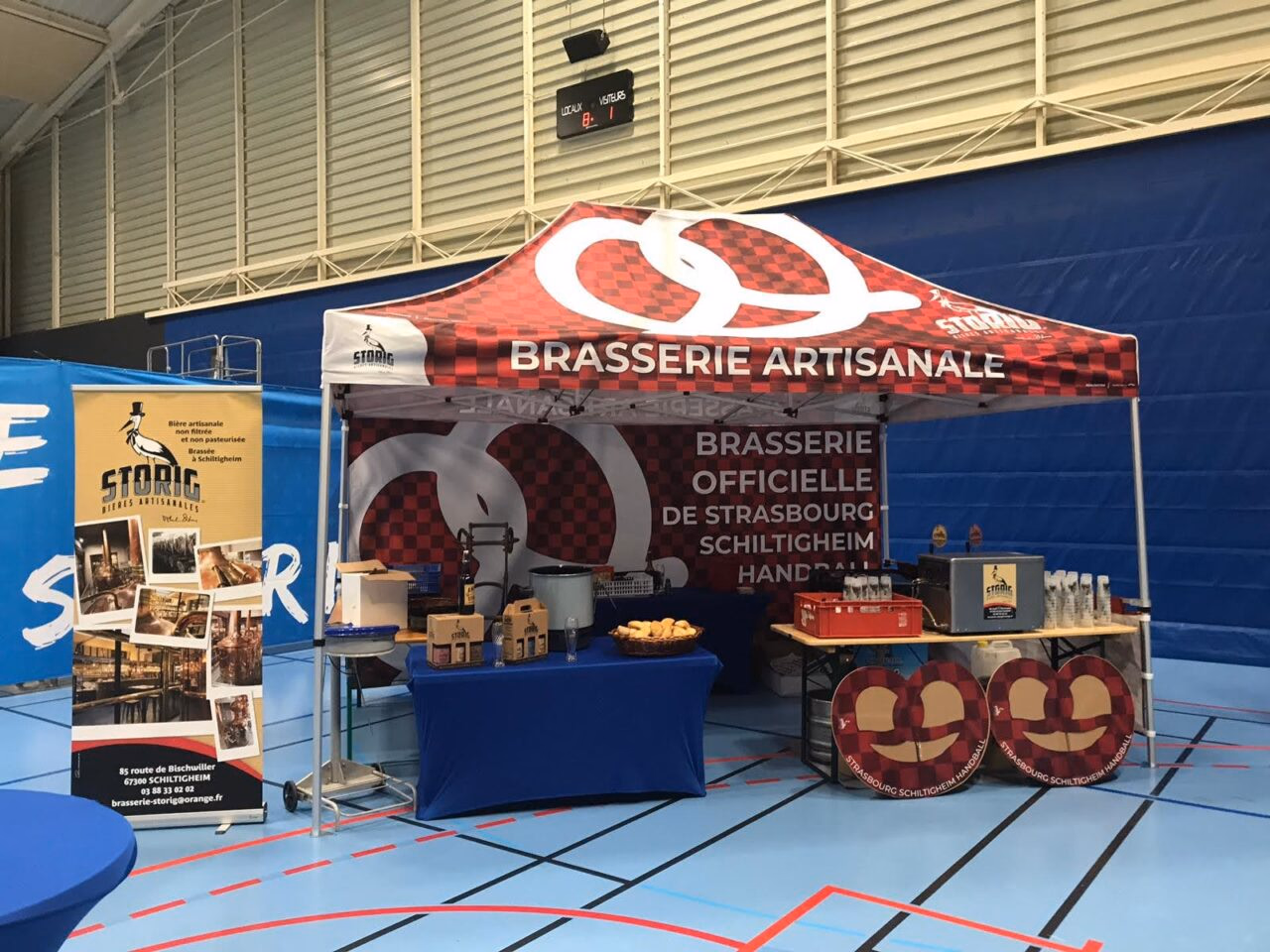 Barnum publicitaire entièrement personnalisé par sublimation (toit et murs), stand de marque partenaire en salle