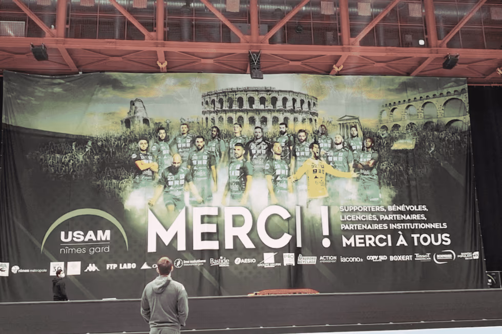 Habillage de tribunes grand format installé dans une enceinte sportive