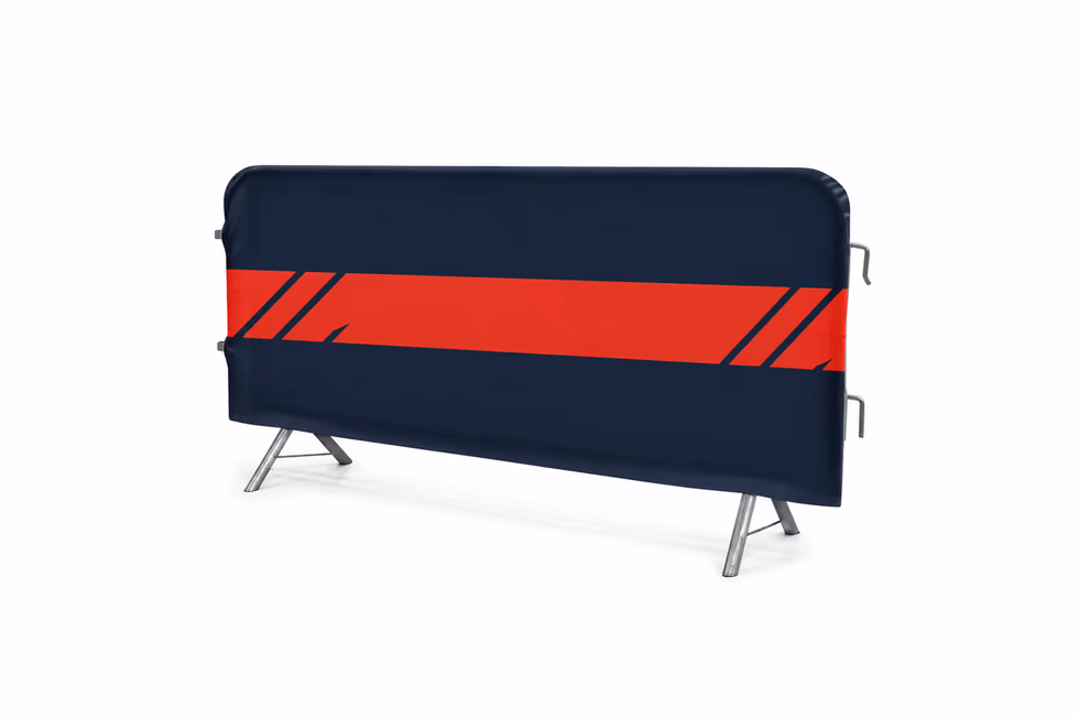 Housse textile navy et rouge habillant une barrière de sécurité en bord de terrain