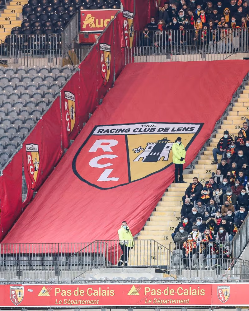 Tifo géant déployé en tribune de stade — RC Lens