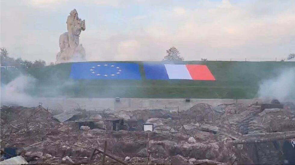 Drapeaux personnalisés grand format installés sur un parvis