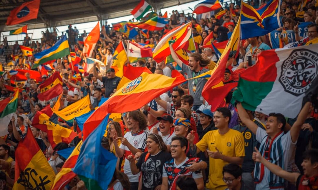 Supporters brandissant des drapeaux personnalisés colorés dans un stade