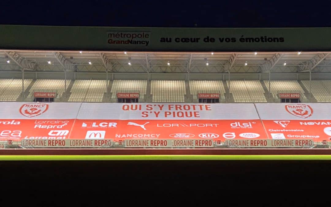 Tifo textile déployé en tribune