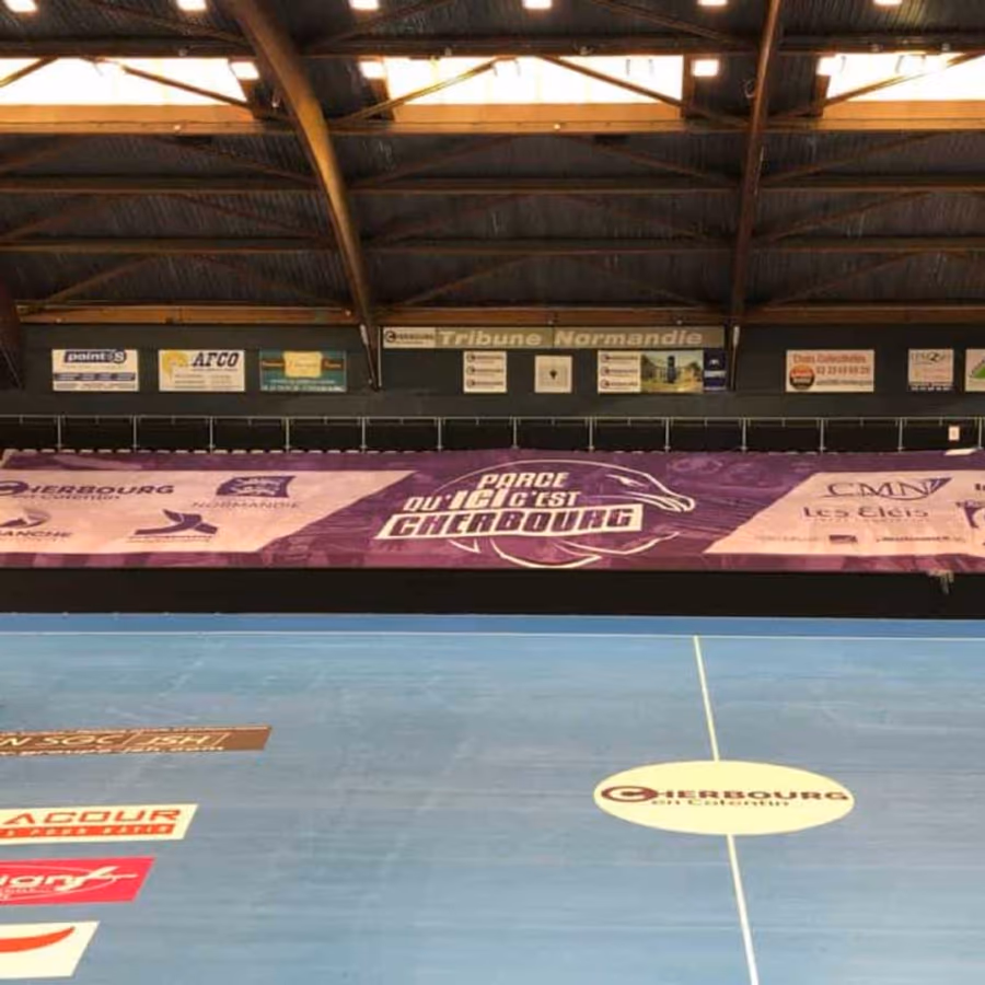 Tribunes du JLBC Cherbourg habillées d'une bâche grand format aux couleurs du club