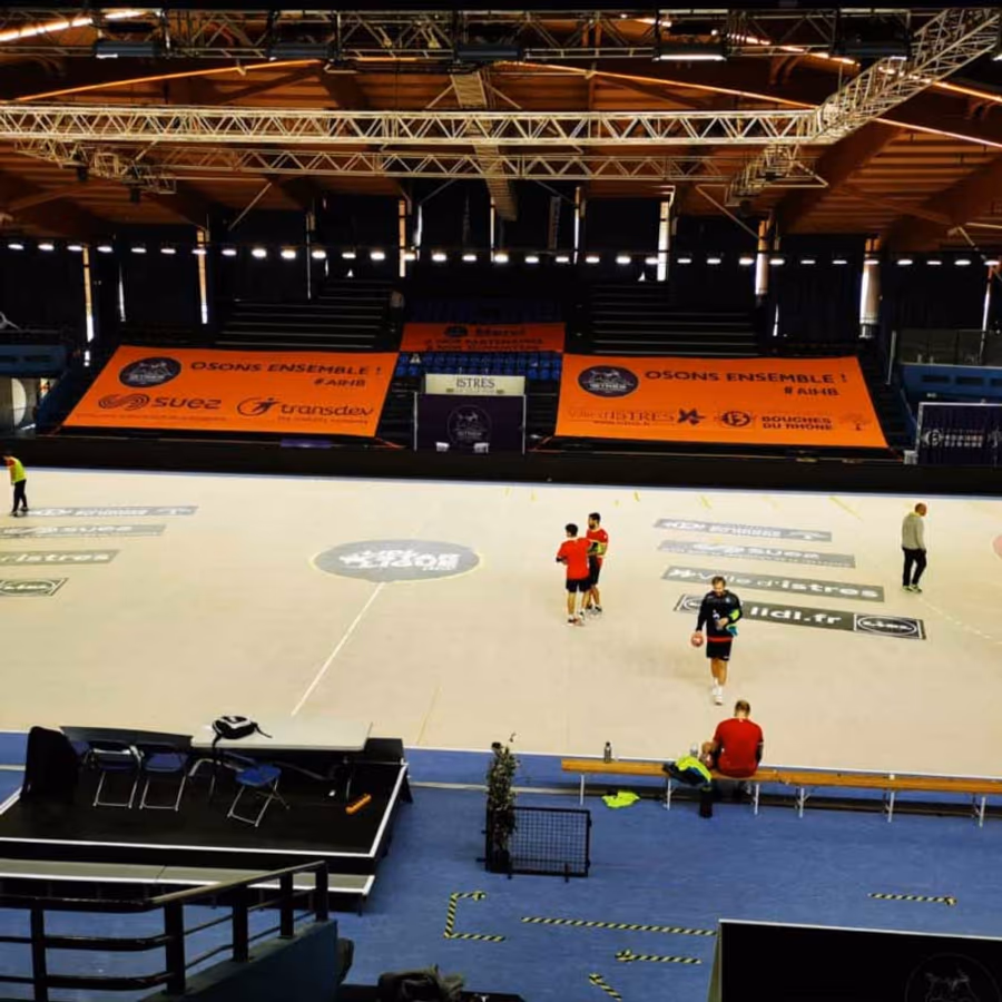 Salle de handball d'Istres habillée de bâches sponsors « Crions ensemble »