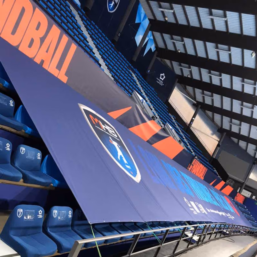 Tribunes de l'arène du Montpellier Handball (MHB) recouvertes de bâches aux couleurs du club — Nakara Sport