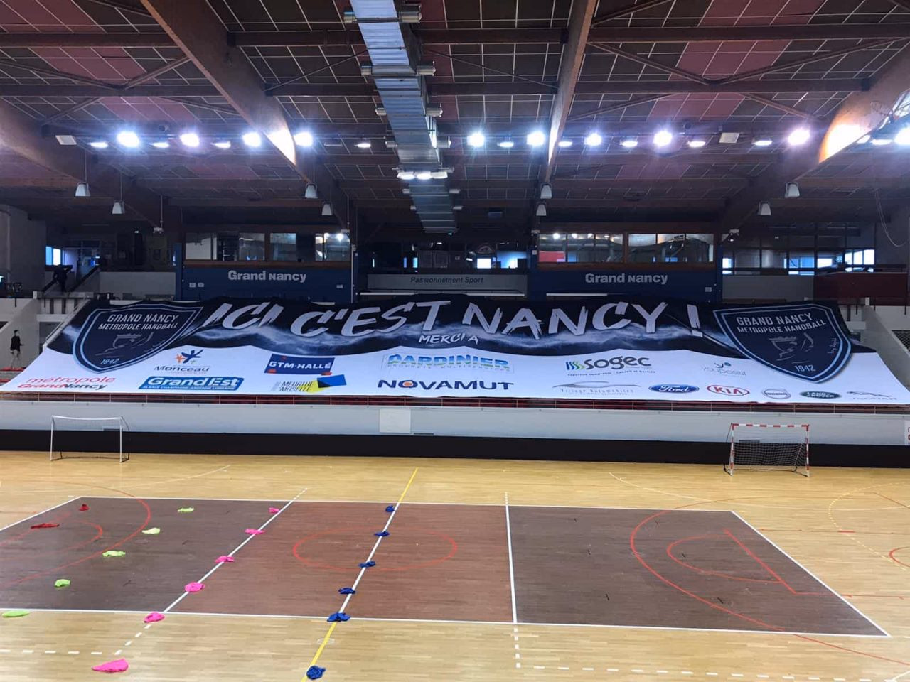 Tribunes de handball habillées (Nancy)
