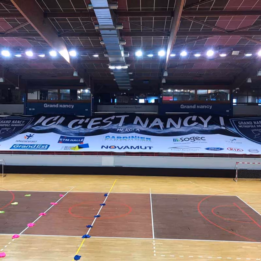 Gradins habillés « Ici c'est Nancy ! » — habillage de tribunes handball Nakara Sport