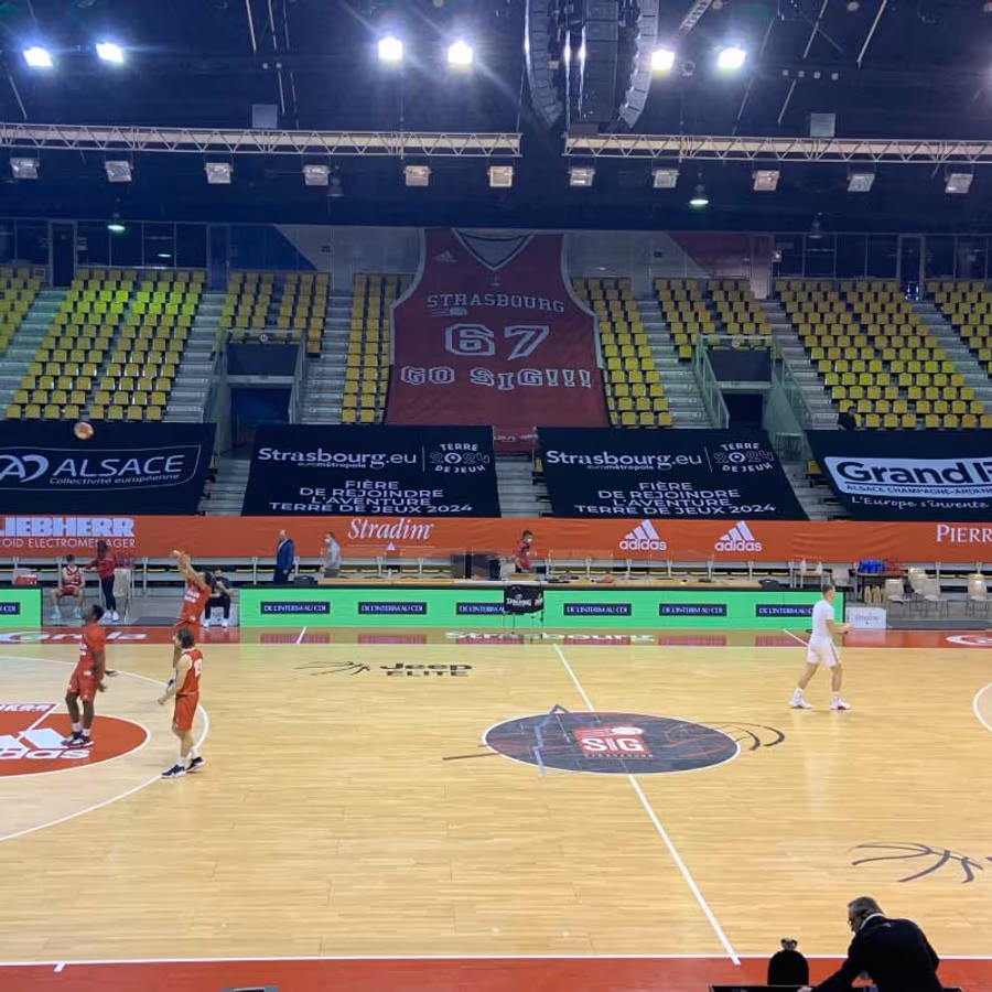 Arène de basket de la SIG Strasbourg habillée de bâches partenaires grand format