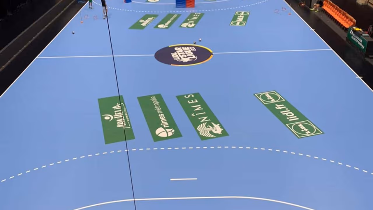 Marquage de sol IND'N'GO® : stickers sponsors repositionnables répartis sur un terrain de handball — USAM