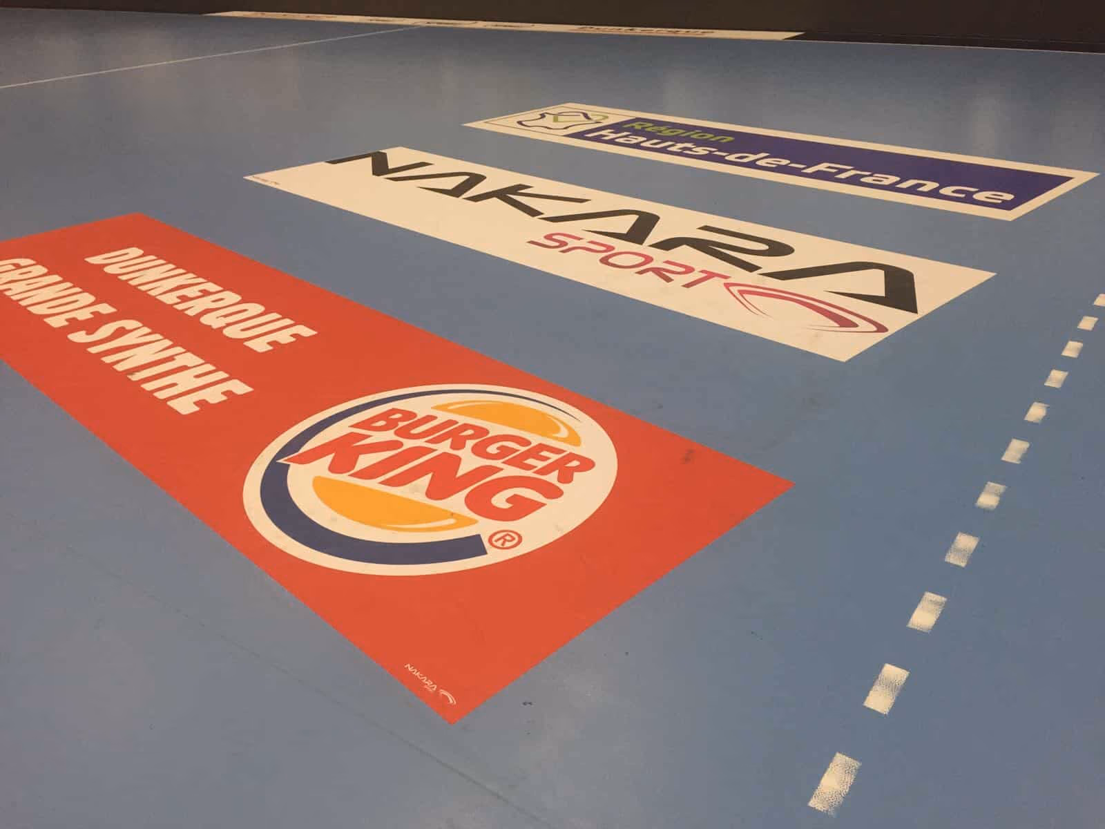 Marquage de sol sur un terrain de futsal indoor