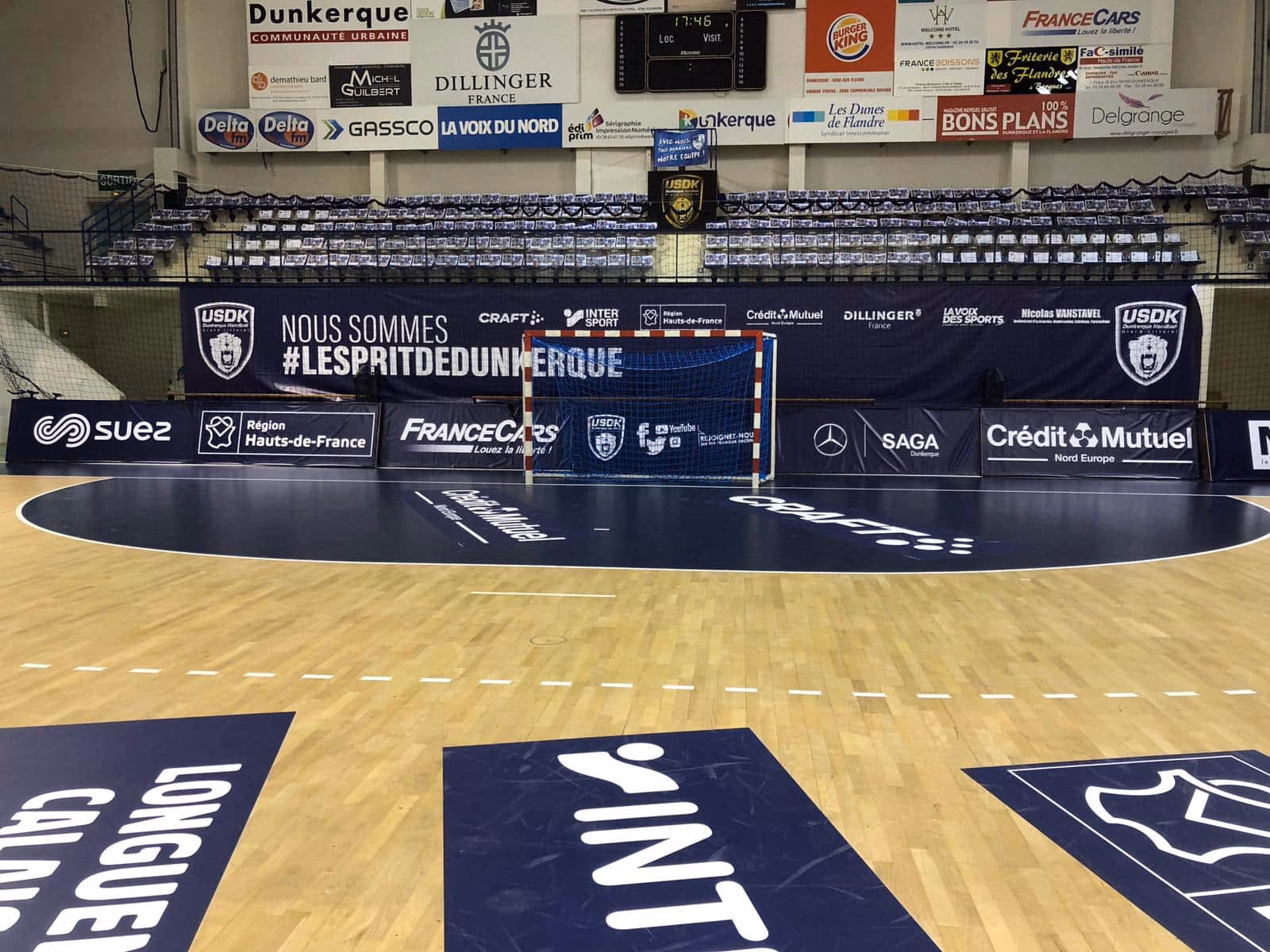 Marquage de sol publicitaire sur un terrain de handball