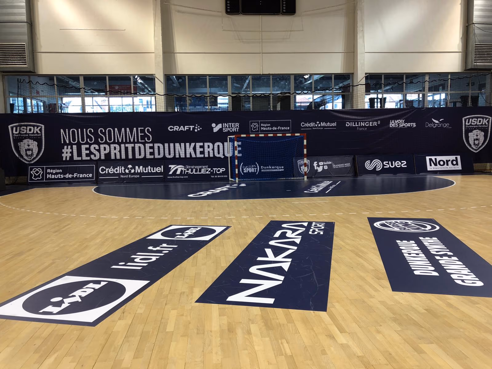Ailettes et marquage de sol le long des lignes d un terrain de handball