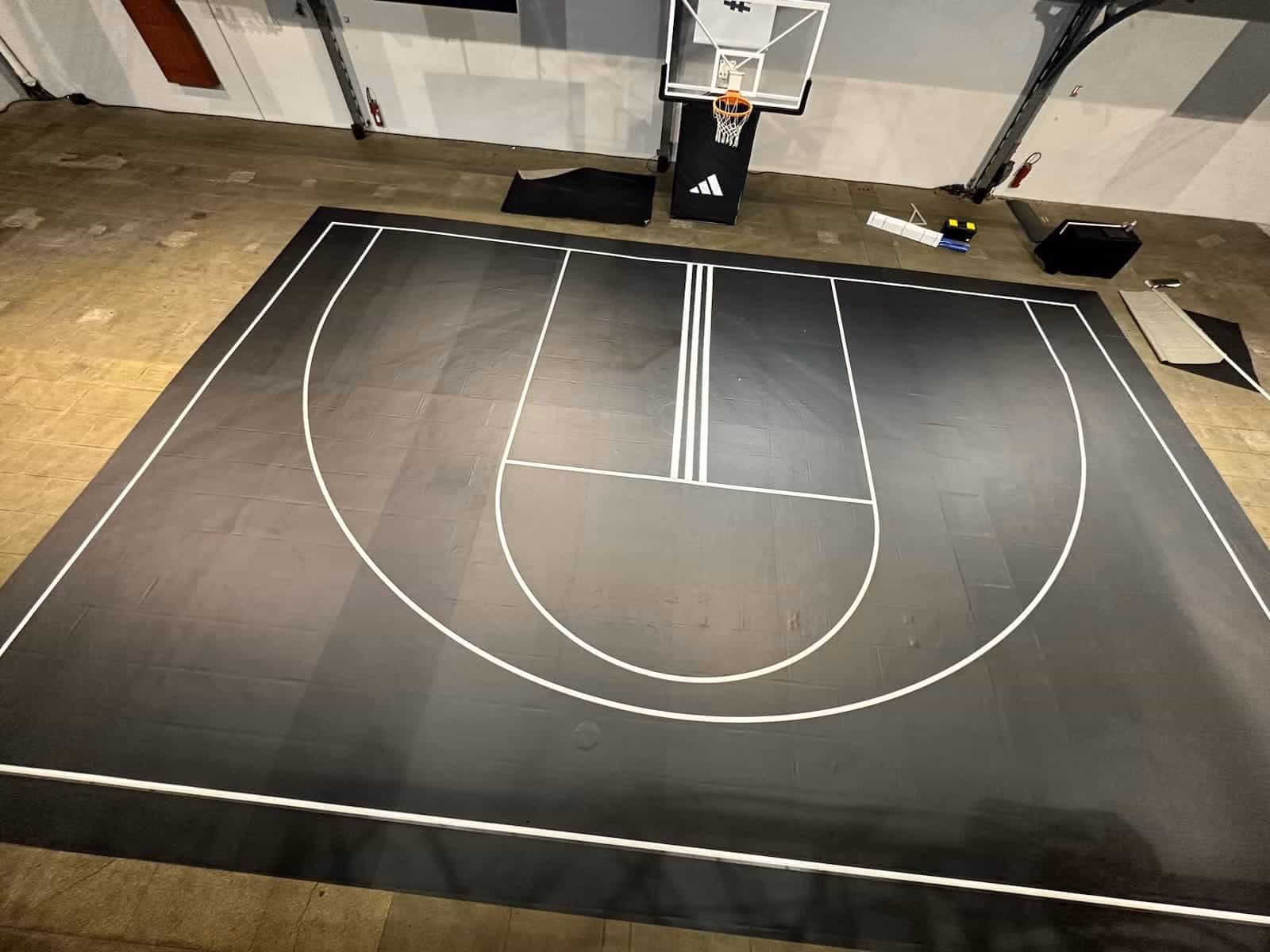 Marquage de sol éphémère sur un terrain de basket