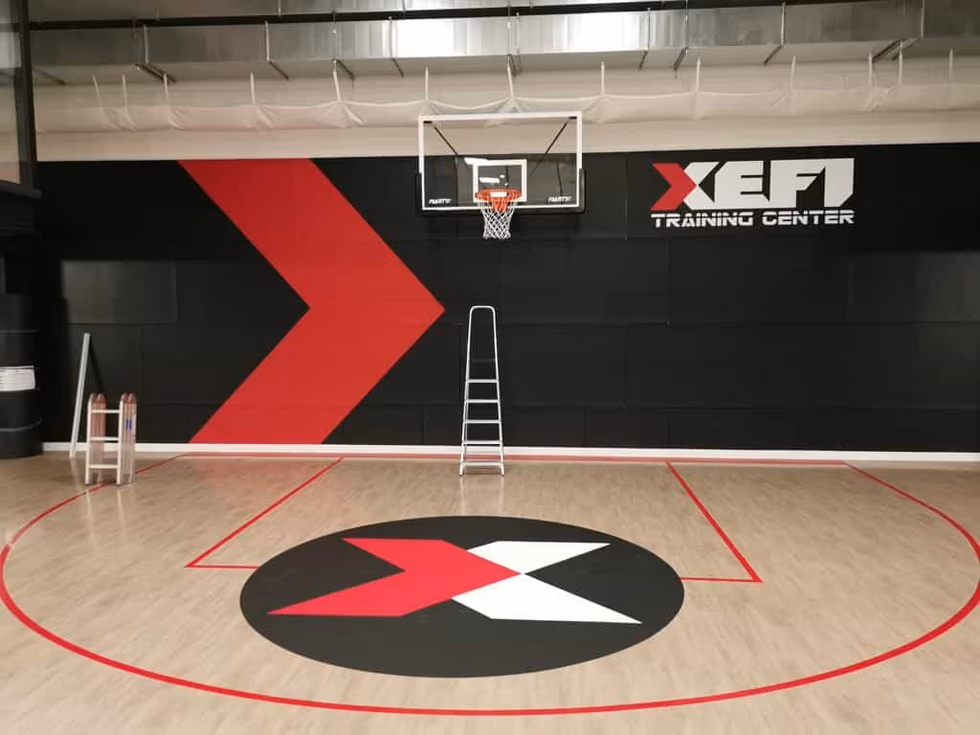 Rond central publicitaire en marquage de sol sur un parquet de basket