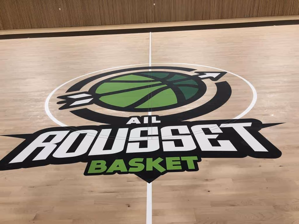 Logo central en marquage de sol sur un parquet de basket