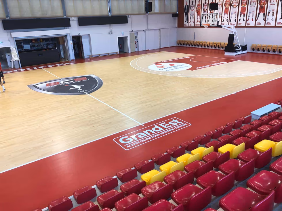 Marquage de sol sur un parquet de basket
