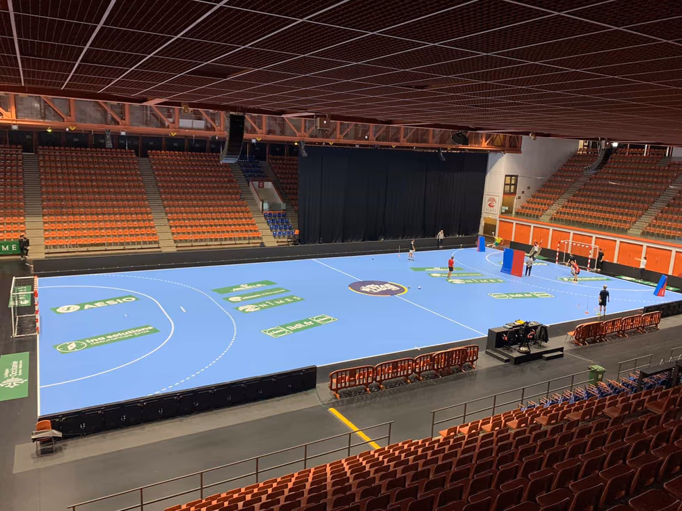 Marquage de sol sur un terrain de handball en arène