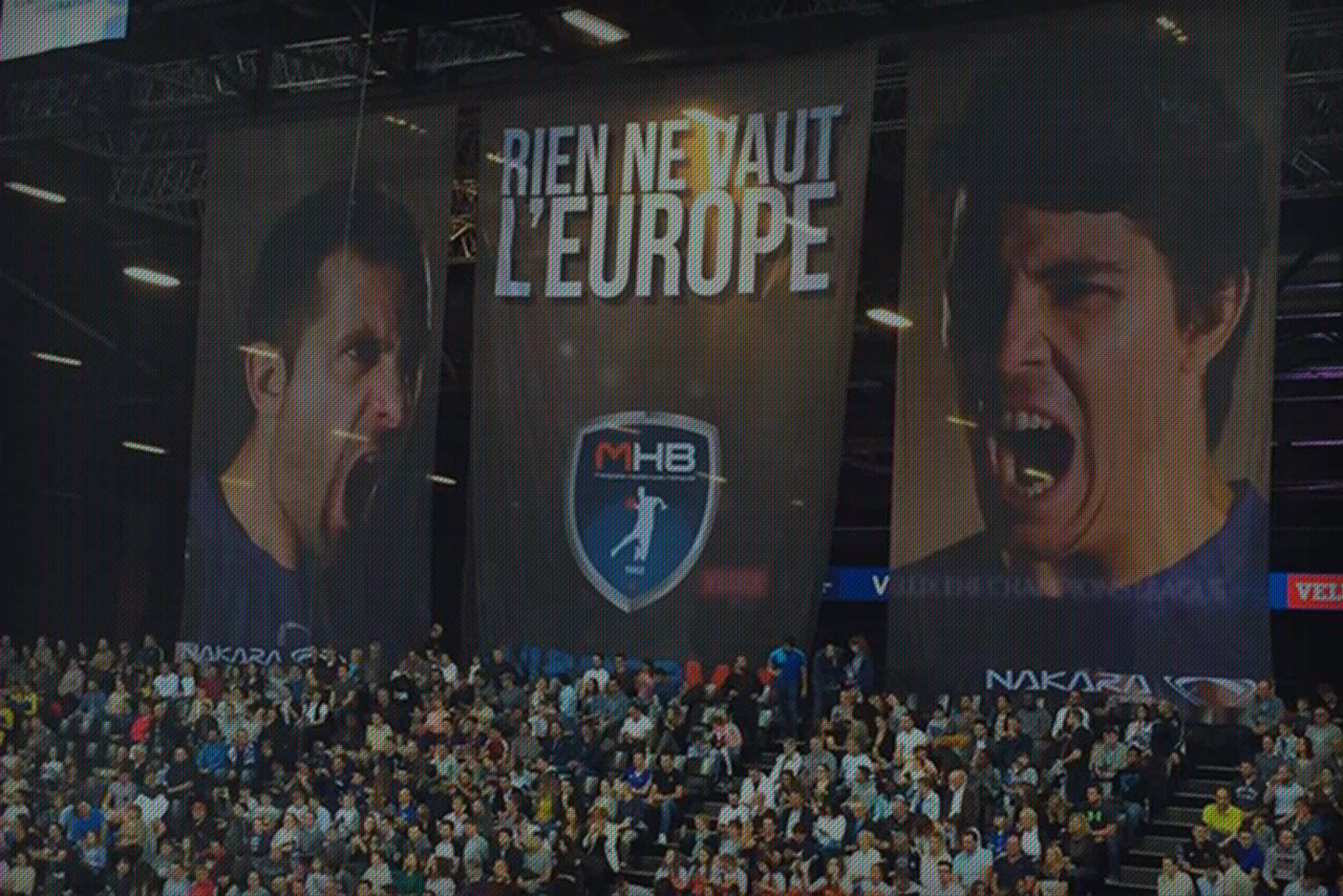 Tifo géant déployé par Nakara Sport dans une arène de handball (Montpellier)
