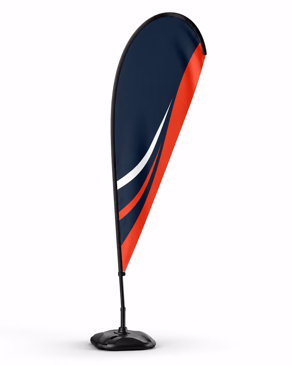 Beach flag publicitaire navy et rouge sur mât, voile incurvée pour signalétique extérieure