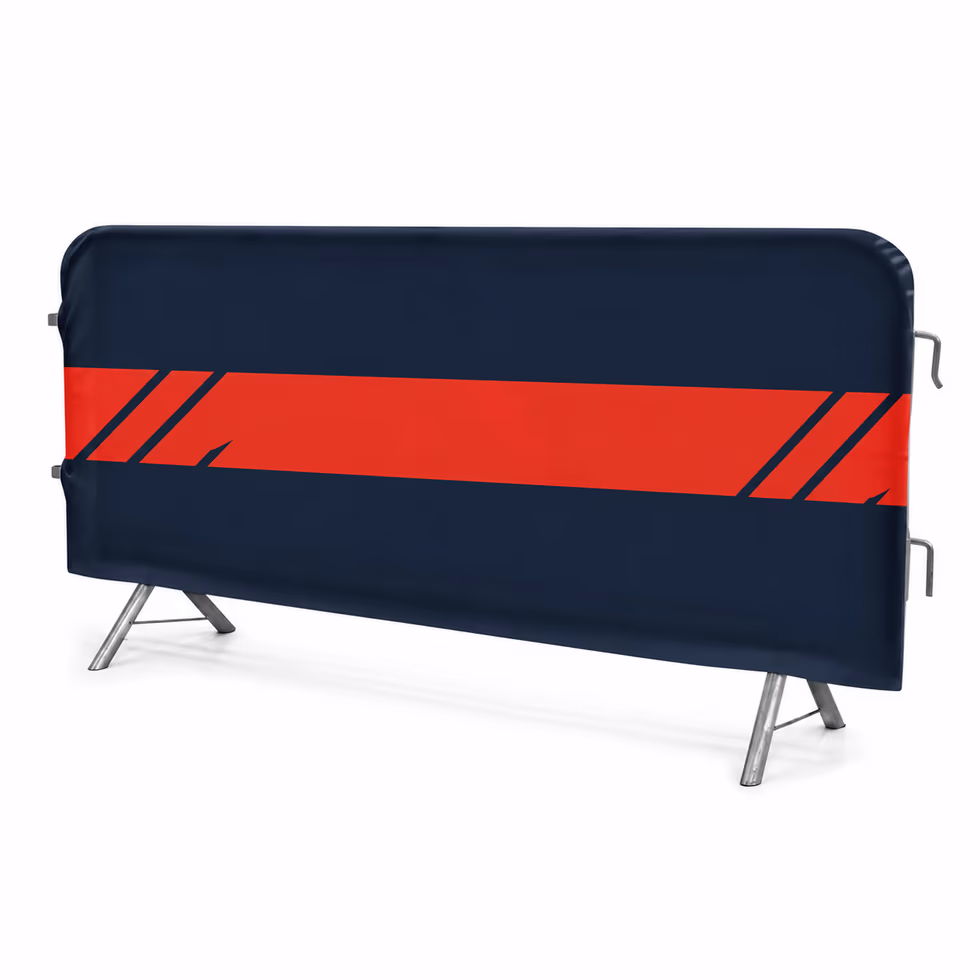 Housse textile navy et rouge habillant une barrière de sécurité en bord de terrain