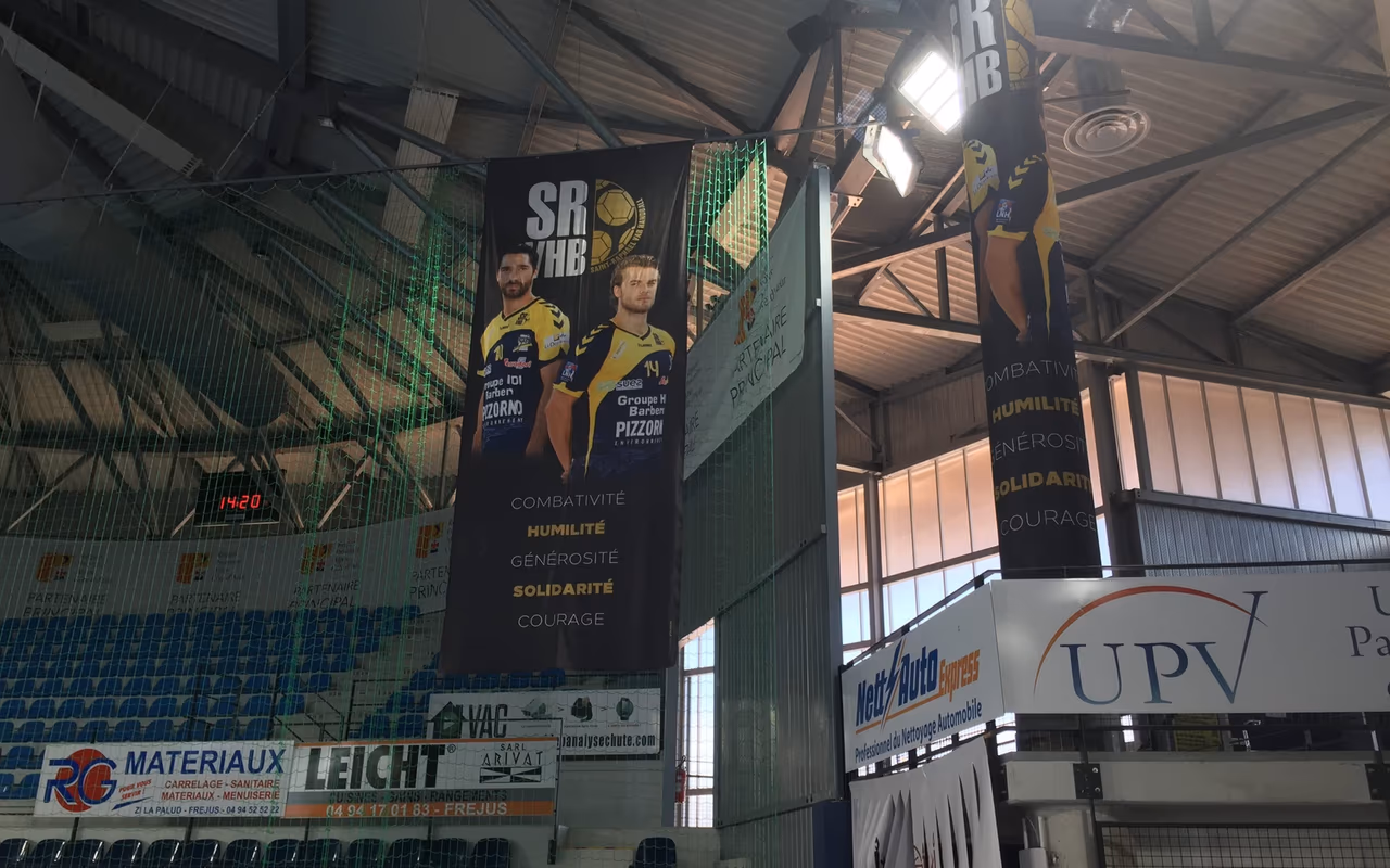 Kakémono publicitaire suspendu et supports d'affichage déroulants pour stand de club sportif