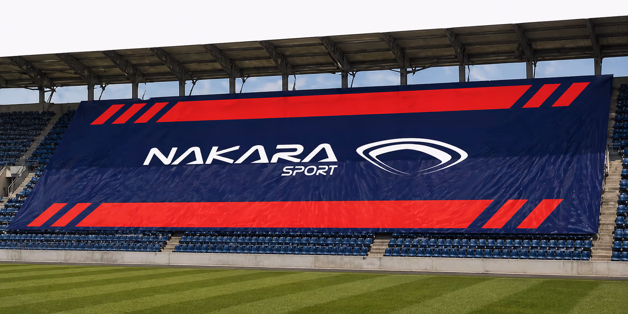 Bâche tifo grand format navy et rouge déployée sur une tribune de stade