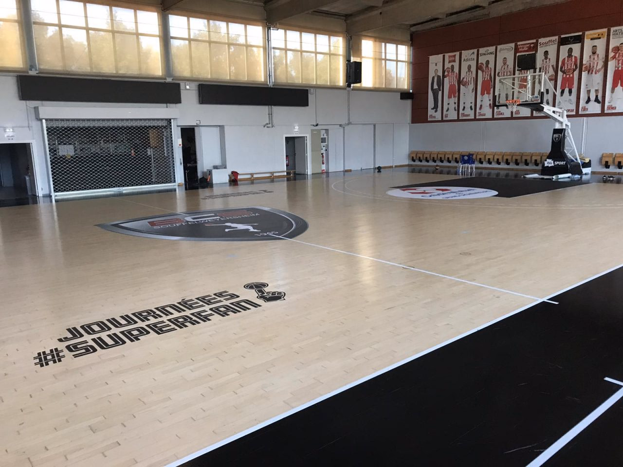 Terrain de basket avec marquage de sol Nakara Sport : parquet, lignes et paniers aux dimensions FIBA