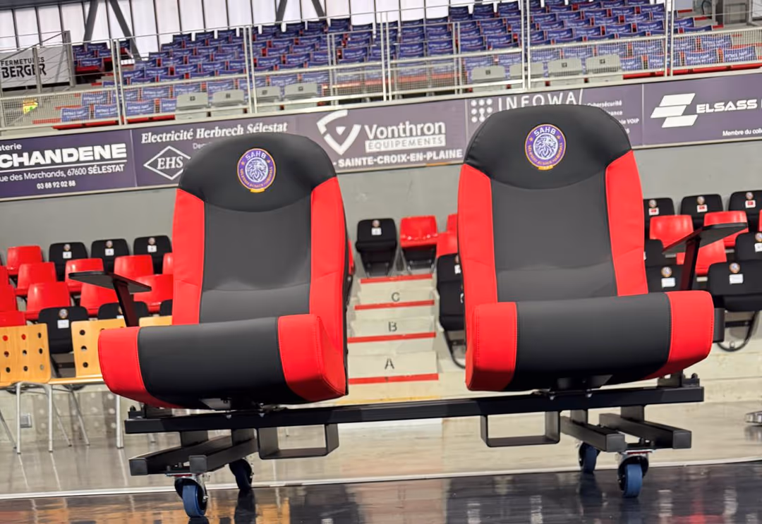 Deux fauteuils avec accoudoirs pour le staff — banc de touche nu-seat SAHB Sélestat handball D1