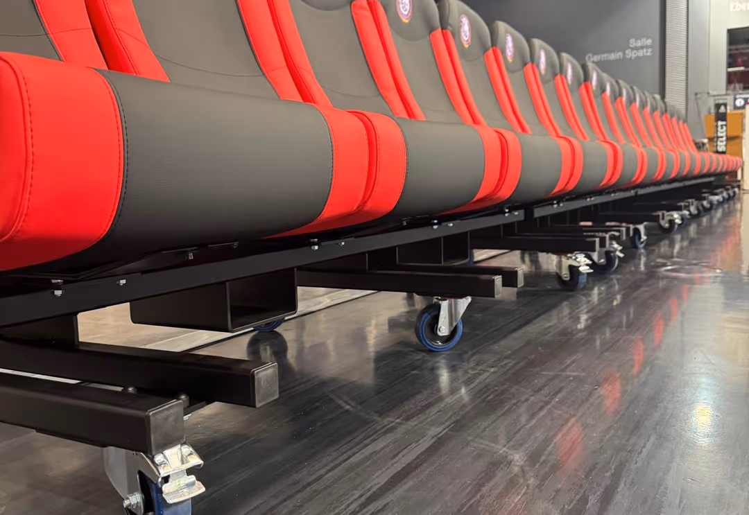 Longue rangée de fauteuils sur rack mobile — banc de touche nu-seat SAHB Sélestat handball D1