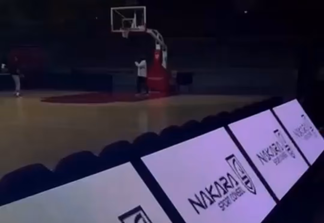 Banc de touche nu-seat Vision avec panneaux LED en bord de terrain — courtside VIP, SIG Strasbourg