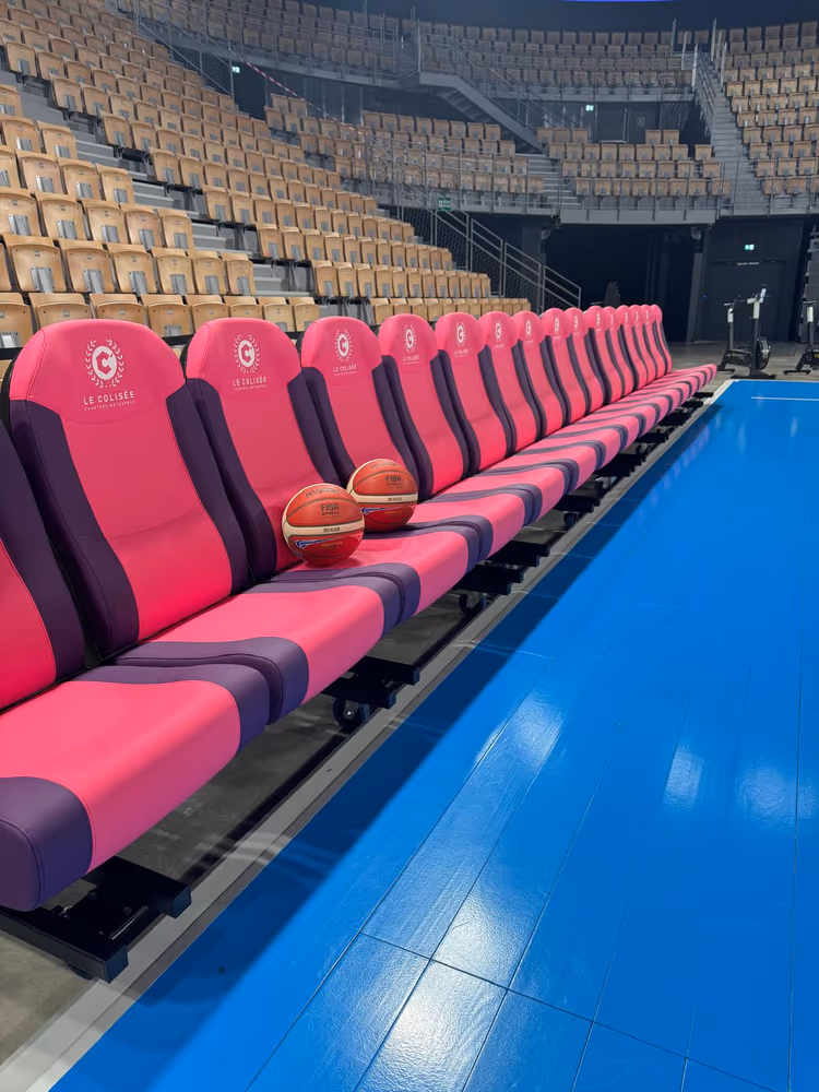 Bancs de touche NU-SEAT roses lors d'un événement à C'Chartres