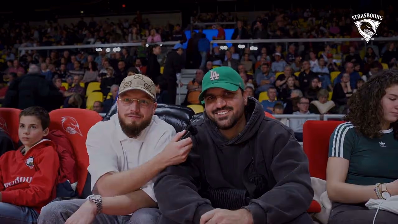 Supporters installés dans les sièges VIP rouges NU-SEAT en courtside — SIG Strasbourg