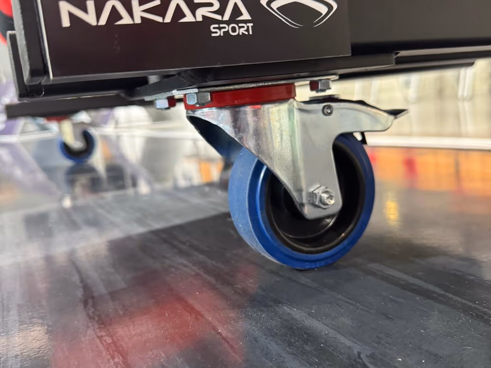 Roulette à frein et rail gravé du logo Nakara Sport — banc de touche nu-seat SAHB Sélestat handball D1