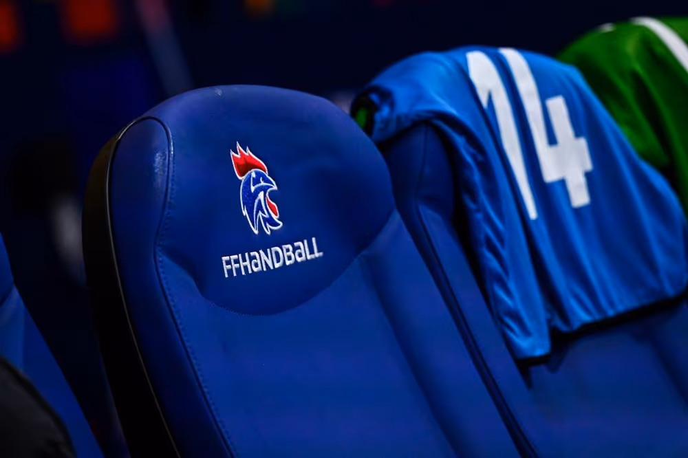 Gros plan sur le logo brodé FFHandball sur un fauteuil NU-SEAT