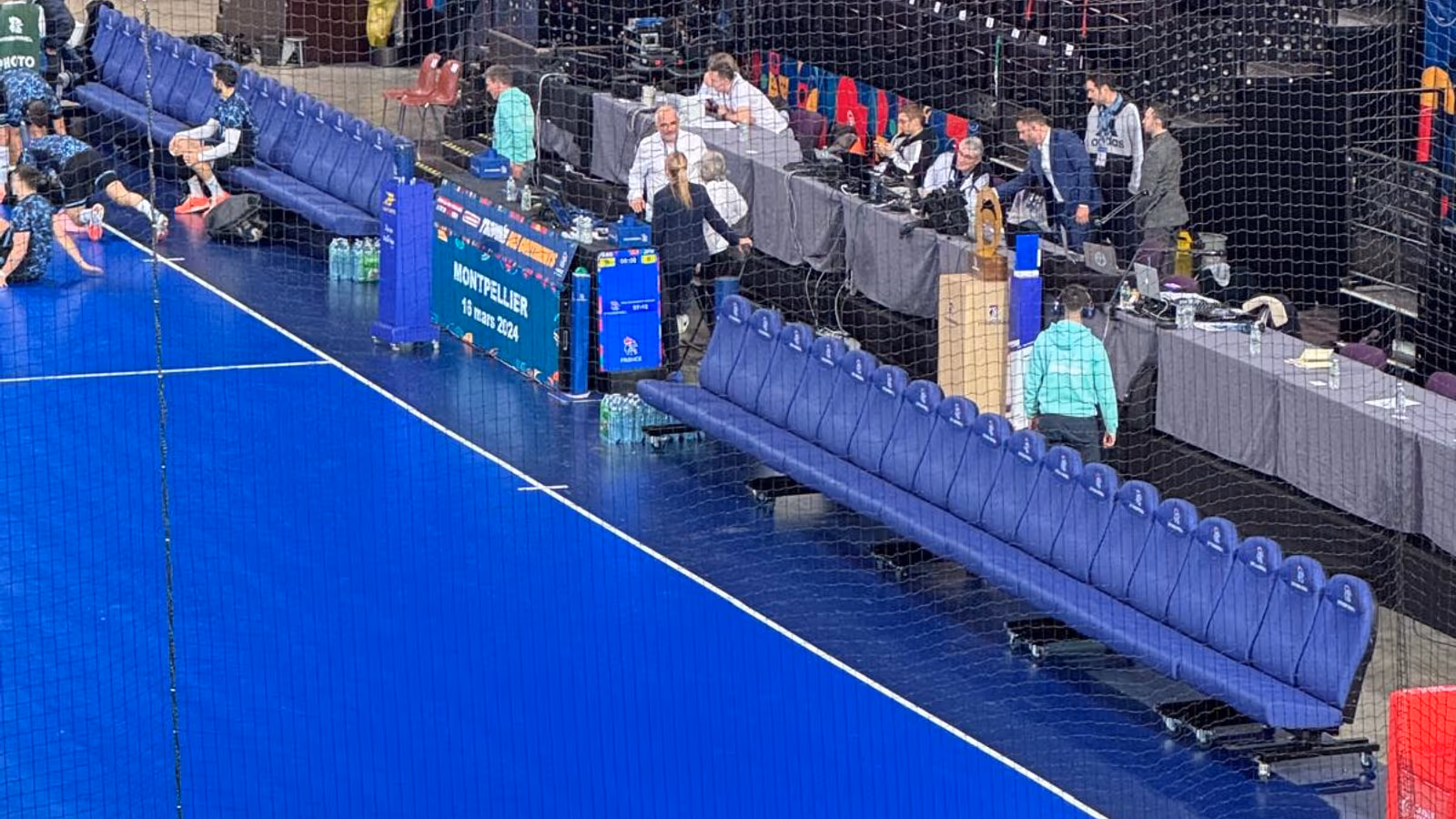 Bancs de touche NU-SEAT en bord de terrain lors d'un match de l'Équipe de France de handball