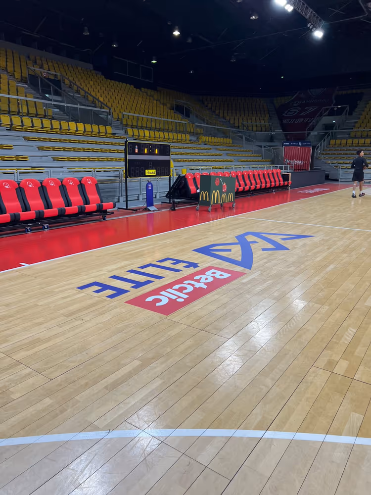 Bancs de touche NU-SEAT rouge et noir en bord de terrain — SIG Strasbourg, Bétclic Élite