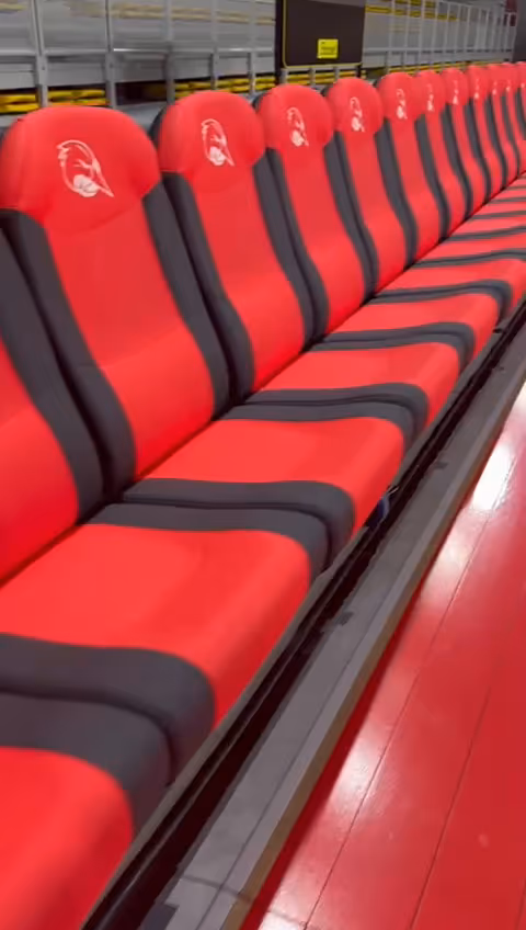 Fauteuils rouge et noir du banc de touche NU-SEAT — SIG Strasbourg