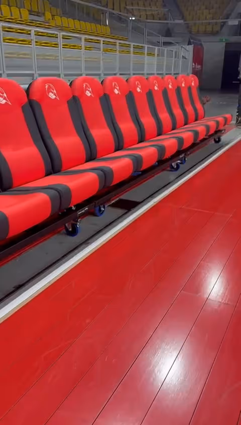 Rangée de fauteuils NU-SEAT rouge et noir en bord de terrain — SIG Strasbourg
