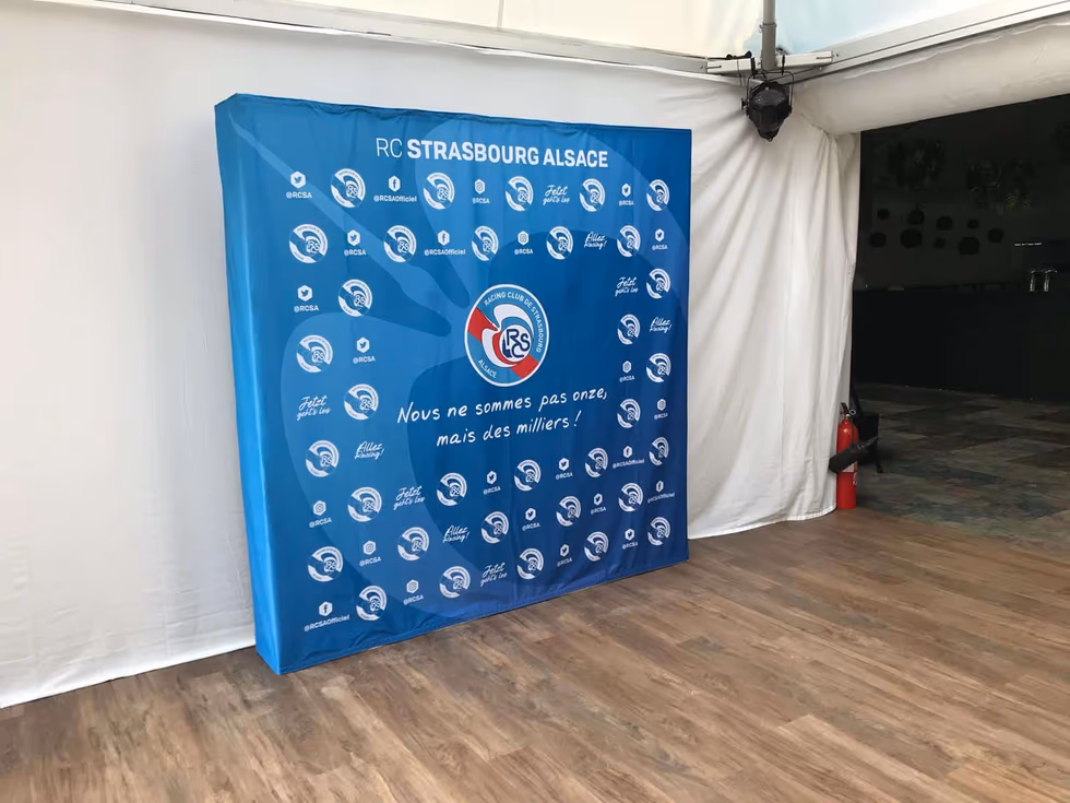 Mur d'interview du Racing Club de Strasbourg Alsace (RCSA) en zone mixte football, press wall aux couleurs du club