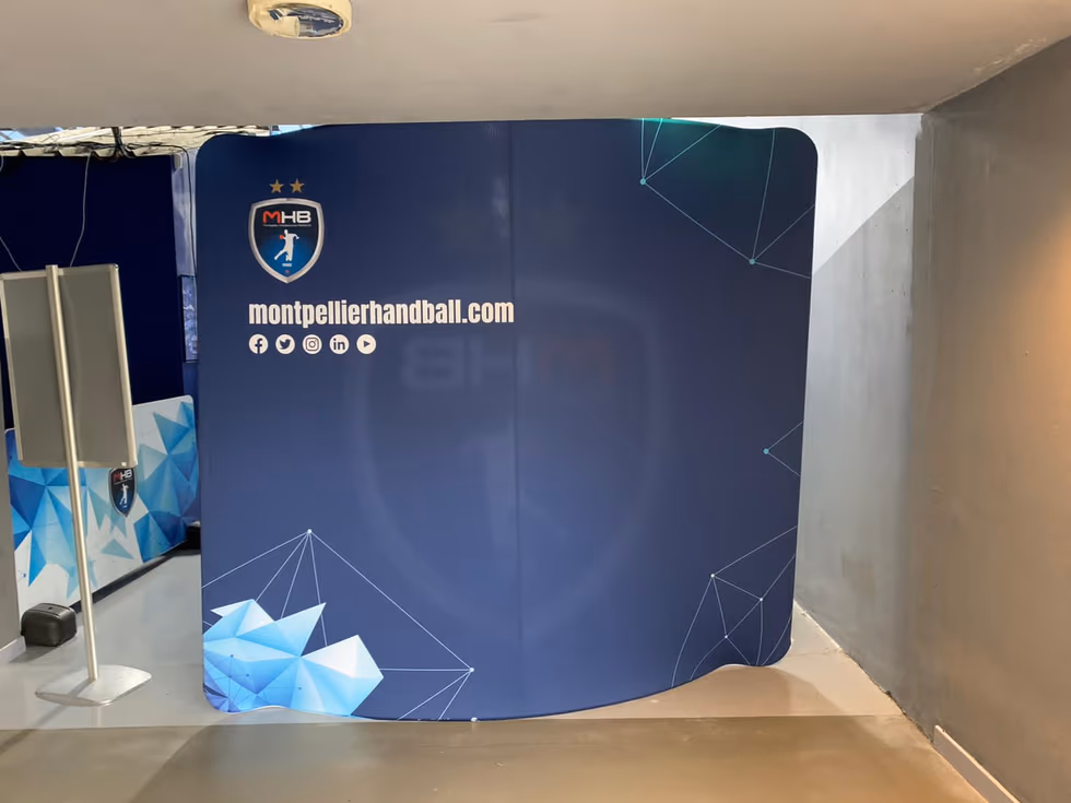 Mur d'interview courbe du Montpellier Handball (MHB) en conférence de presse, mur de logos partenaires