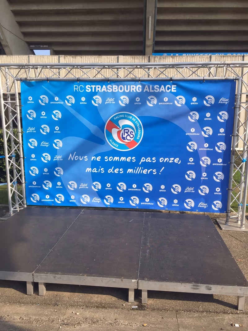Mur d'interview portrait du Racing Club de Strasbourg Alsace (RCSA) en zone mixte football