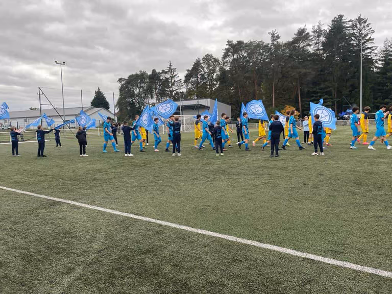Animation de drapeaux de supporters lors d’un match de football | Nakara Sport