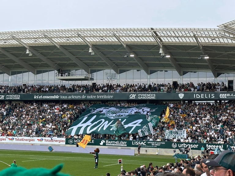 Drapeau géant de supporter « Honneur » déployé en tribune — Section Paloise, rugby | Nakara Sport