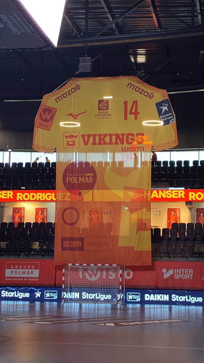 Maillot géant extérieur jaune floqué #14 déployé en tribune — Vikings Caen, handball Daikin StarLigue | Nakara Sport