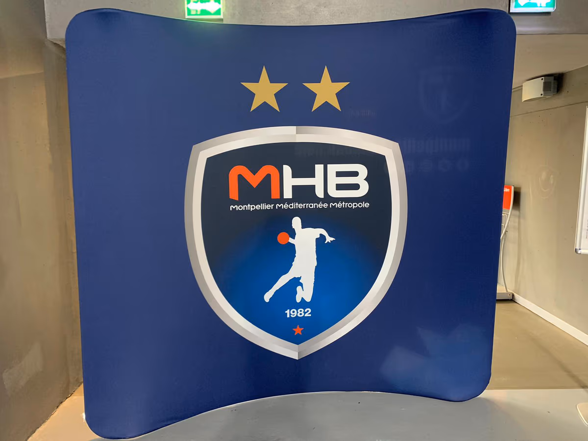 Mur d’image courbe à l’écusson du club — MHB Montpellier | Nakara Sport