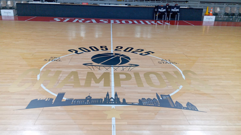 Rond central adhésif IND’N’GO® « Champions 2005-2025 » sur le parquet — SIG Strasbourg, basket | Nakara Sport