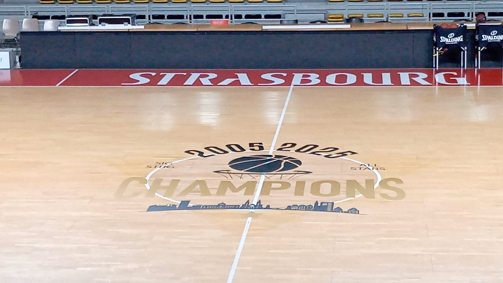 Rond central IND’N’GO® vu depuis les tribunes de l’arène du SIG Strasbourg, basket
